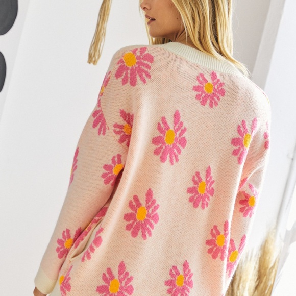 1️⃣ Medium left. Floral accent cardigan. - Picture 3 of 3